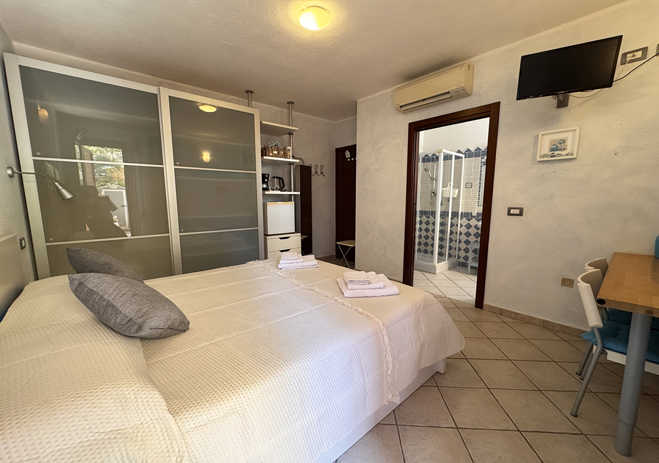 Camera B&B Crisalide La Maddalena con aria condizionata mini frigo TV cassaforte