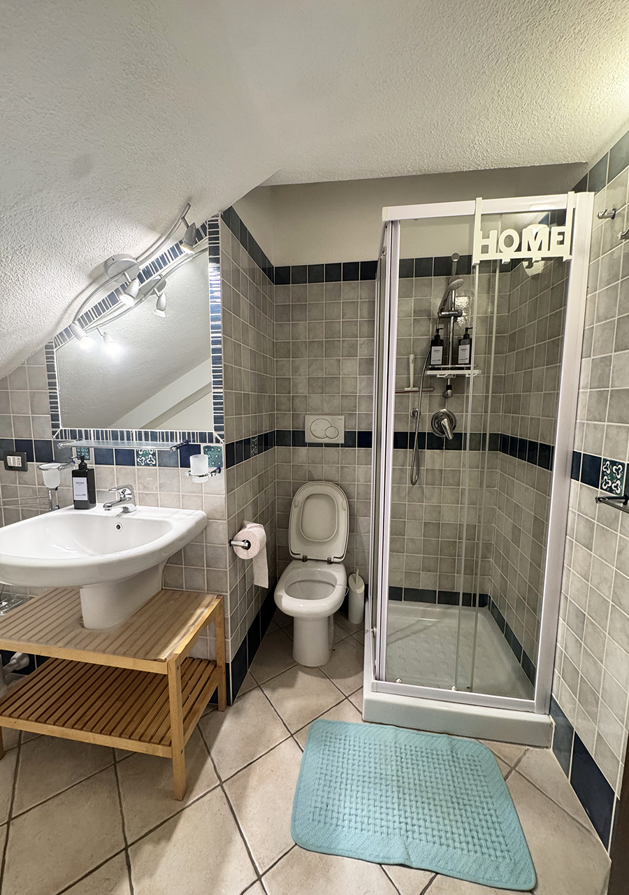Bagno con doccia B&B Crisalide La Maddalena